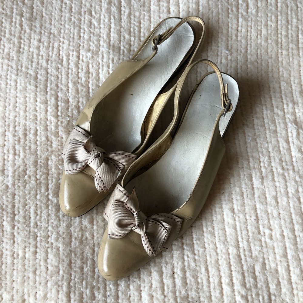 beige patent leather slingback shoes